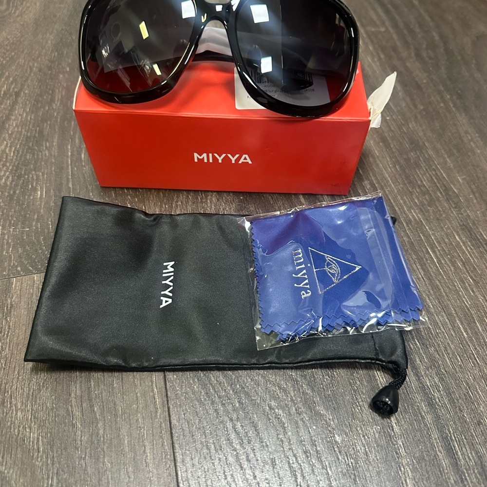 MIYYA Black Sunglasses with Case